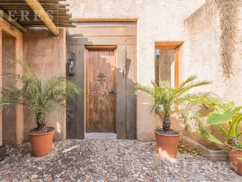 Casa en Alquiler con 2 cocheras