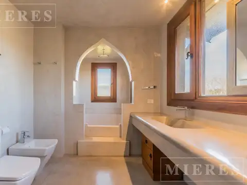 Casa 5 ambientes con 3 baños