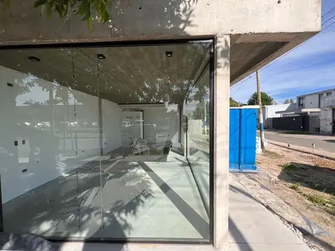 LOCAL en VENTA a estrenar - 485(MITRE) e/ 137 y 138 - Entrega Oct/25