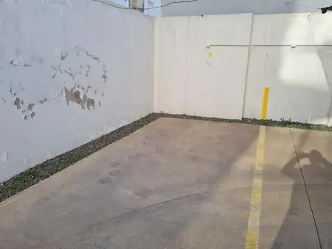 Cochera fija descubierta en edificio con control remoto!
