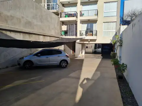 Cochera fija descubierta en edificio con control remoto!