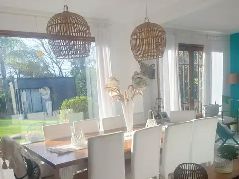 Casa en Venta con 2 cocheras