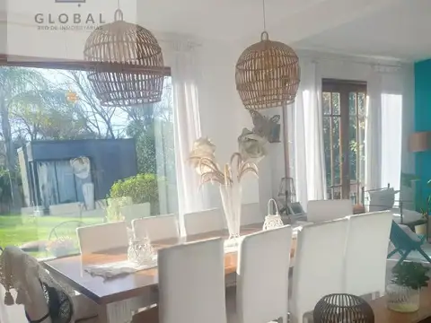 Casa en Venta con 2 cocheras