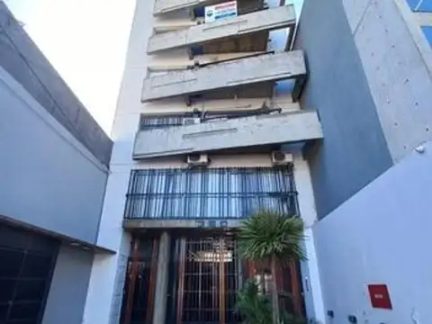 ALQUILER OFICINA SOBRE AVENIDA CON COCHERA 