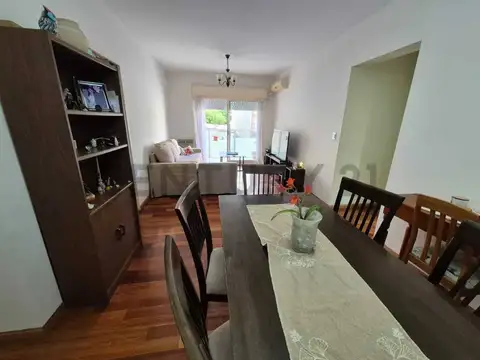 SE VENDE DEPARTAMENTO 4 AMBIENTES CON BALCON Y COCHERA FIJA, EN VILLA URQUIZA.