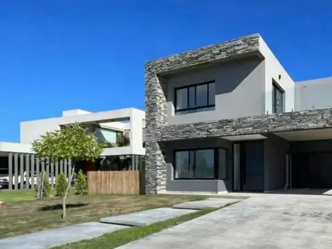 Excelente Casa moderna y super luminosa 5 Amb  4 años pileta