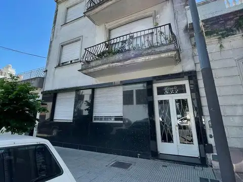 Departamento  4 ambientes con balcón y patio. Living   comedor Baño y toilette.