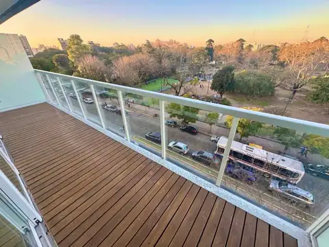 2 ambientes frente al parque Centenario en edificio Full amenities. Con Cochera y 2 Bauleras.