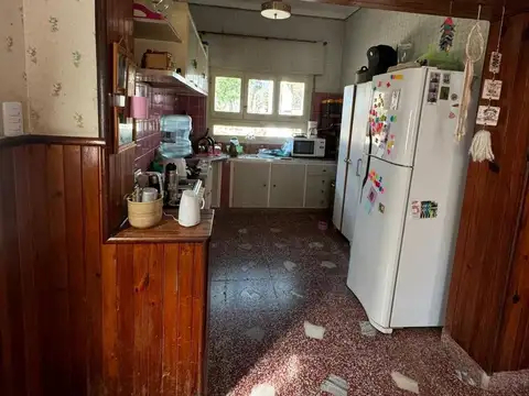 Casa 8 ambientes con 2 baños