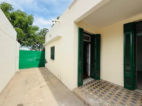 Casa 5 ambientes con amplio terreno alquiler Lanus