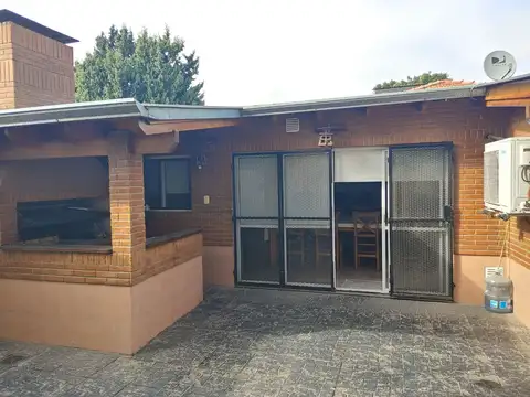 Deposito con oficina y dptos, ubicado en Centenario Uruguayo 2138 Lanus