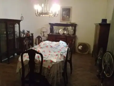 Casa con patios y terraza sobre lote 8,66 x 29 aprox