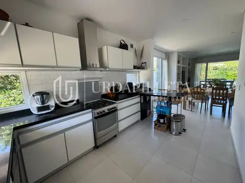 Casa en Venta con 3 cocheras