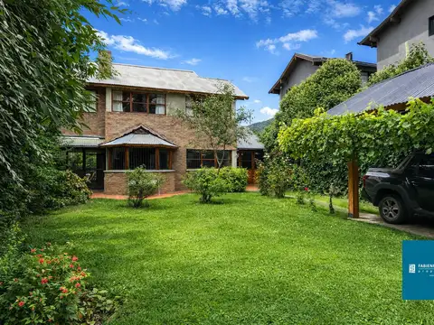 Chalet en el Centro con Jardín, Quincho y 4 Dormitorios - San Martín de los Andes