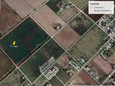 10 has acceso asfaltado y luz en frente.