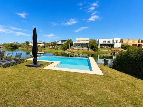Casa en Venta a la Laguna en Ceibos - Puertos del Lago