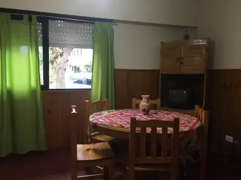 Departamento de 2 ambientes en planta baja y con cochera fija; a una cuadra y media de la playa.