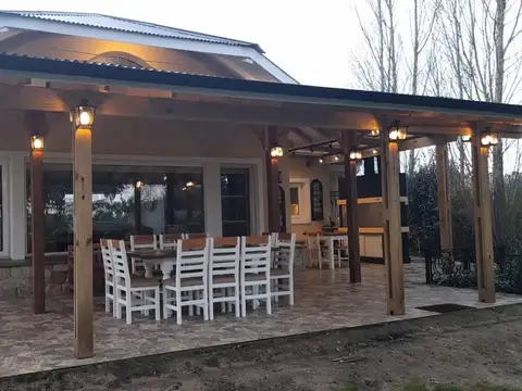 Casa 4 ambientes con 2 baños