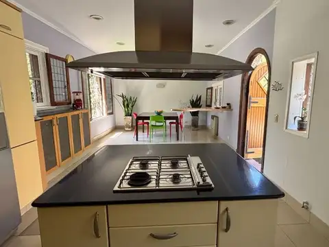 Casa en Venta con 4 cocheras
