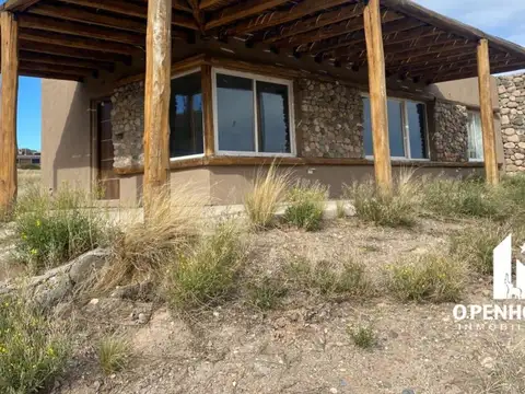 Inmobiliaria OPENHOUSE vende TERRENO con casa y quincho en Barrio Atamisque.