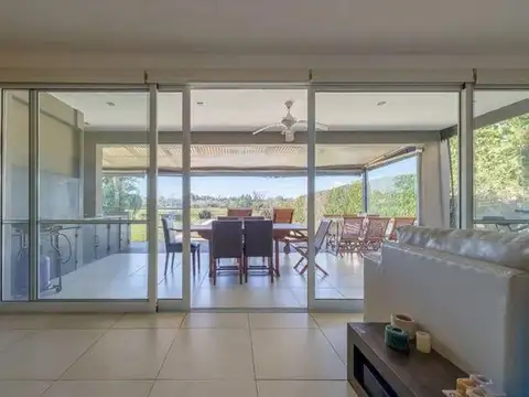 Casa 5 ambientes con 3 baños