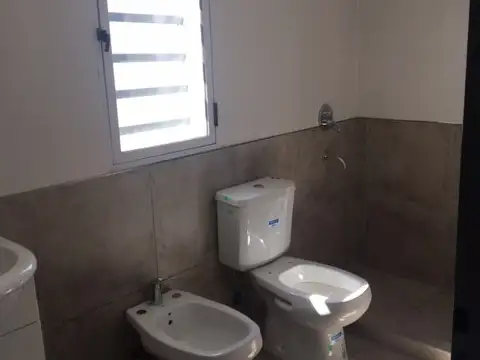 Duplex 4 ambientes con 2 cocheras y patio