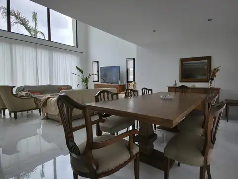 Casa en Venta con 3 cocheras