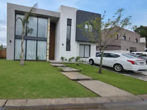 CASA MODERNA EN VENTA | SANTA ELENA – PILAR DEL ESTE