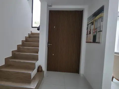 Casa en Venta 5 ambientes. Lote de 540 m2. Escritorio. Santa Elena. pilar del Este