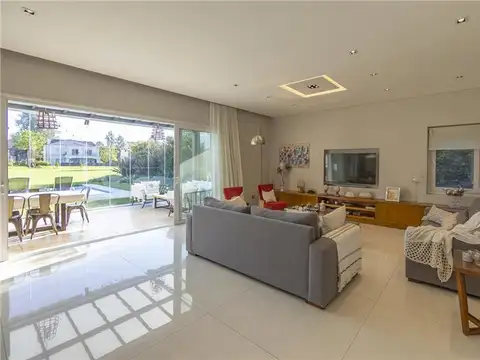 Casa en Alquiler con 4 cocheras