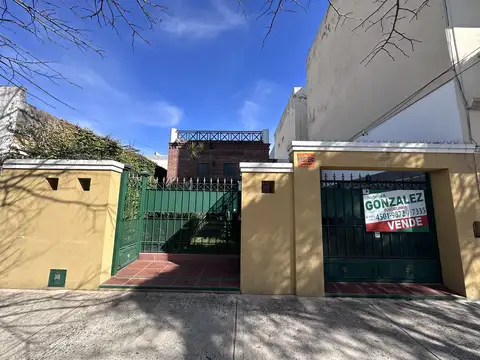 HERMOSA CASA TODA EN BAJOS IMPECABLE ESTADO GENERAL  CON PATIO Y TERRAZA