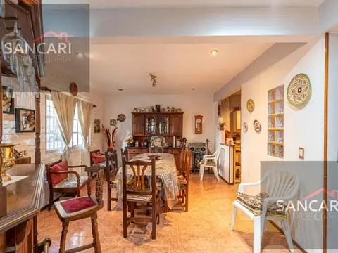 Casa 8 ambientes con 3 baños