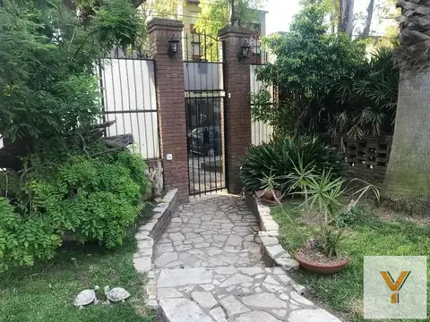 Casa 8 ambientes con 2 baños