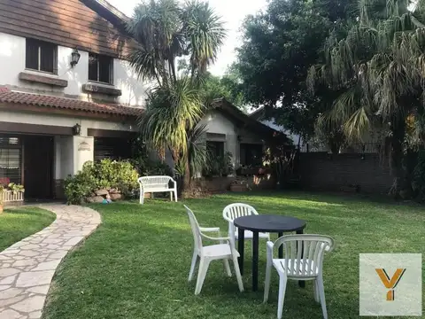 Casa en Venta con 2 cocheras