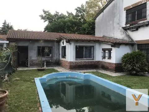 Casa en venta - 4 Dormitorios 3 Baños - Cochera - 639Mts2 - Jardín Lomas del Palomar