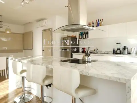 Casa en Alquiler con 2 cocheras