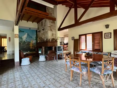 Casa en Venta con 2 cocheras