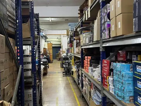 Edificio con Depositos y Oficinas en Alquiler