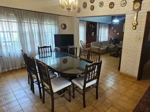 Casa 9 ambientes con 5 baños