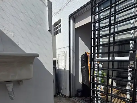 DPTO. EN DUPLEX 2 AMBIENTES CON BALCON Y PATIO