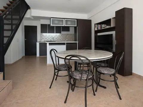 DPTO. EN DUPLEX 2 AMBIENTES CON BALCON Y PATIO
