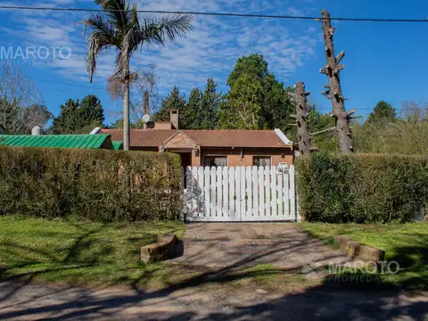 Venta casa 4 ambientes con parque y pileta en el barrio El Cazador