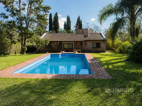 Venta casa 4 ambientes con parque y pileta en barrio El Cazador