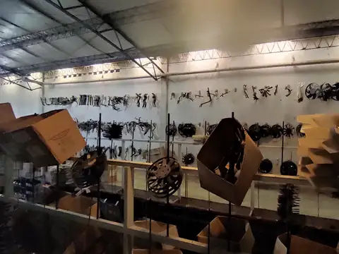 Local comercial con galpón. Planta y entre piso. Oficina. Excelente ubicación