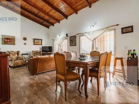VENTA CASA TRES DORMITORIOS - JARDIN - PILETA Y COCHERA EN FUNES