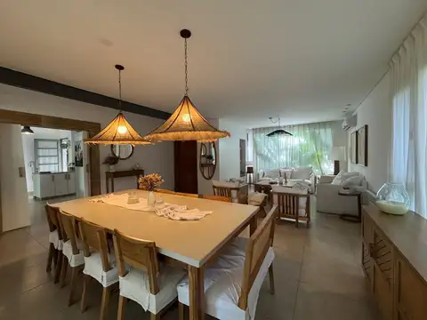 Casa en Venta con 2 cocheras