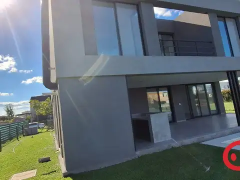 Casa 5 ambientes con 4 baños