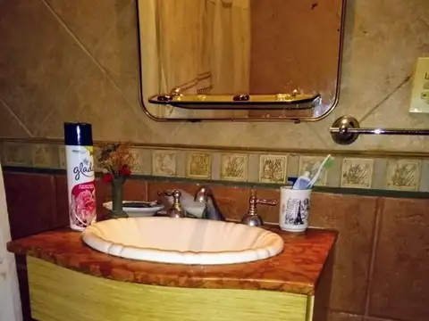 Casa con dos lotes y pileta a una cuadra de la avenida