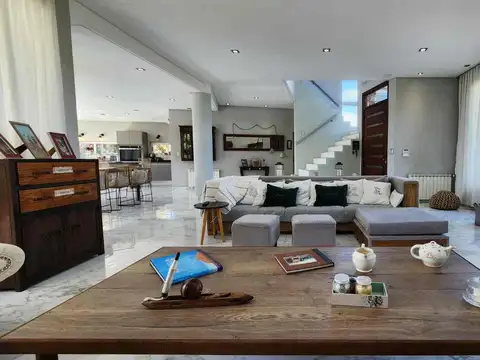 Casa en Venta con 5 cocheras