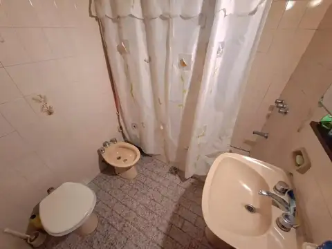 Venta 3 viviendas (2,3 y 4 amb), local y cochera p/6 autos